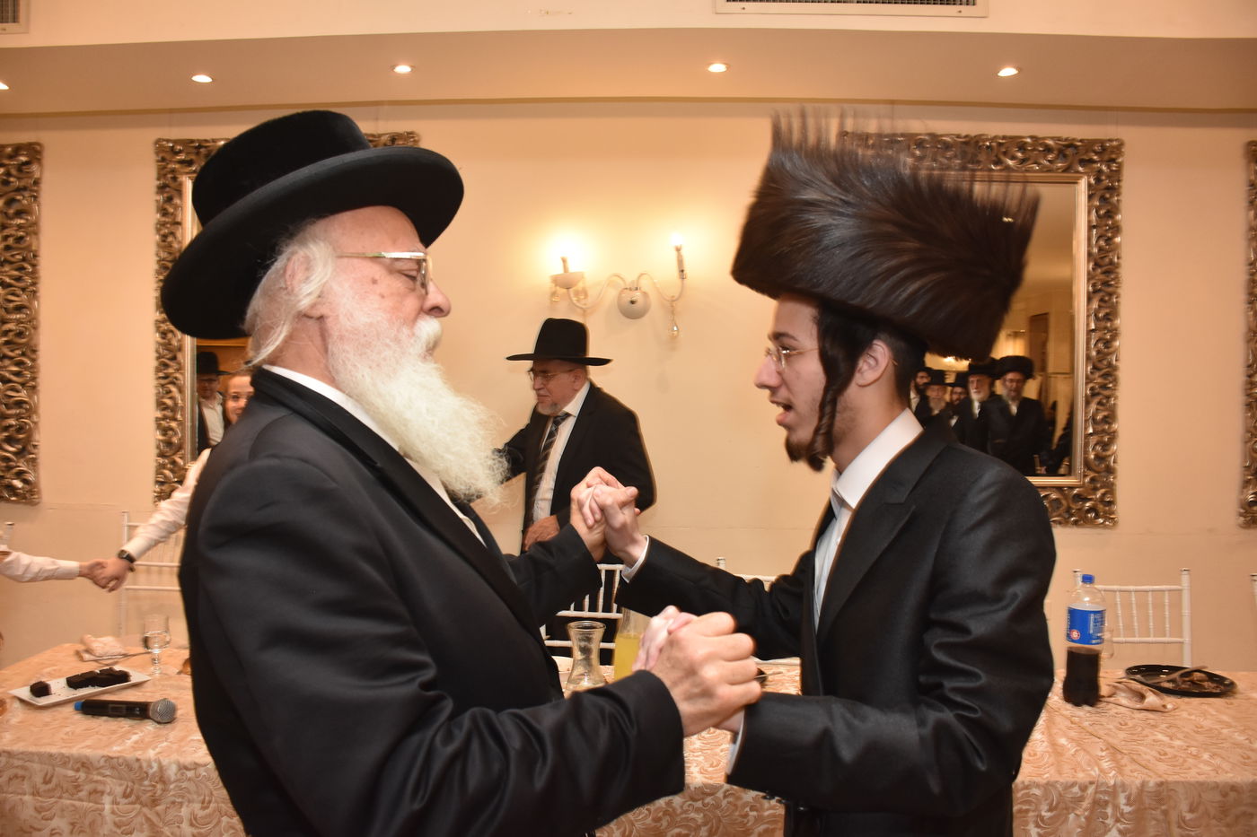 שבע ברכות לנכד רב הקהילה ונכדת האדמו"ר • צפו