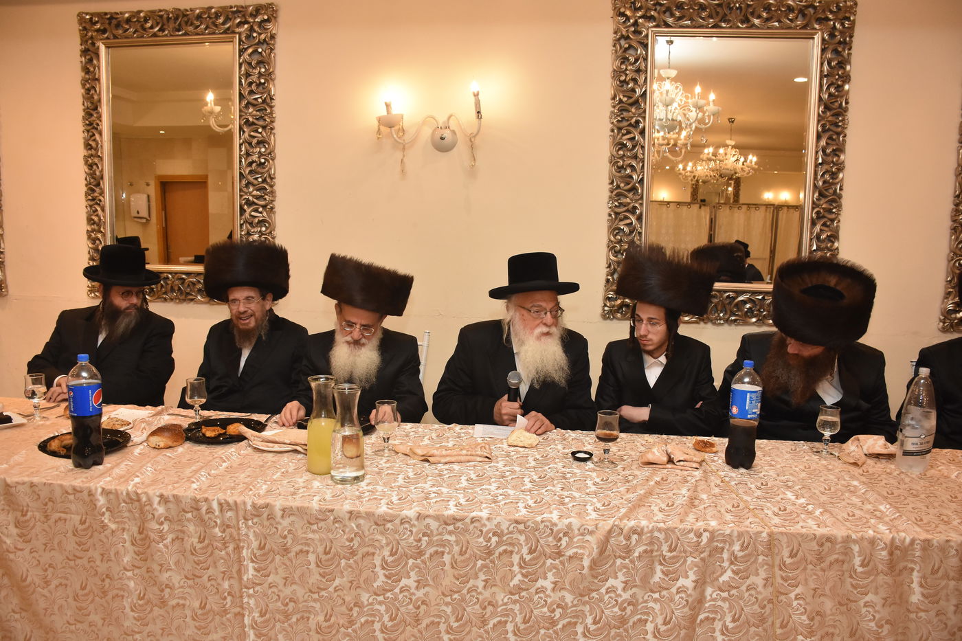 שבע ברכות לנכד רב הקהילה ונכדת האדמו"ר • צפו