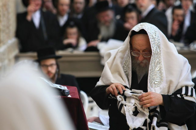 האדמו"ר מרחמסטריווקא ארה"ב בתפילה ברחבת הכותל