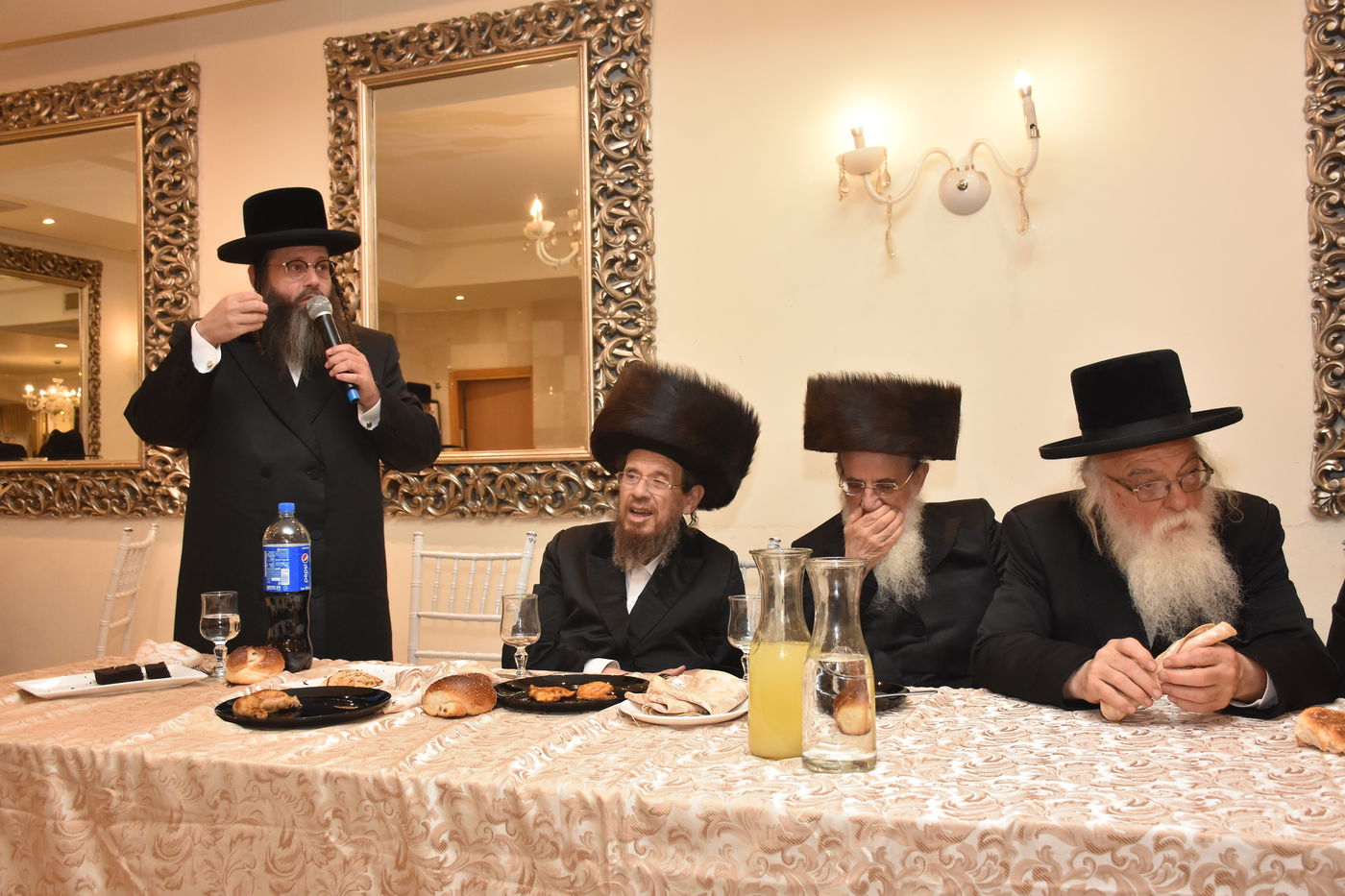 שבע ברכות לנכד רב הקהילה ונכדת האדמו"ר • צפו