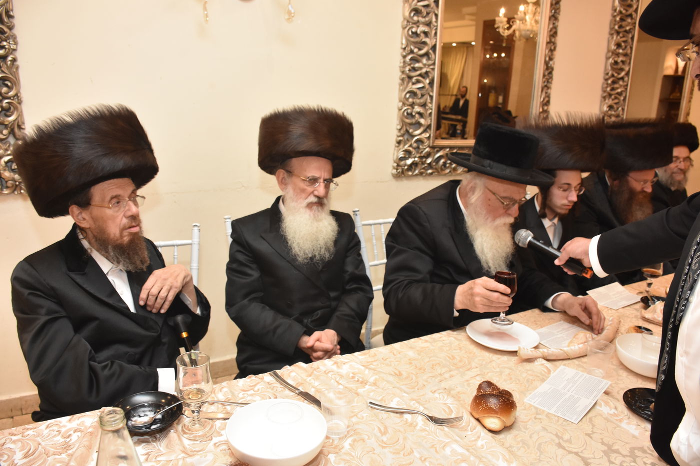 שבע ברכות לנכד רב הקהילה ונכדת האדמו"ר • צפו