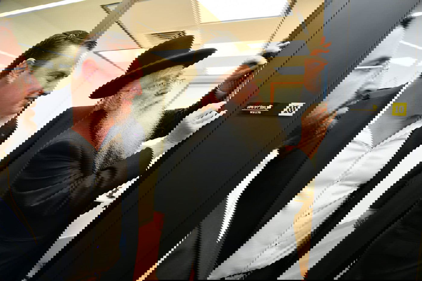 ח"כ מאיר פרוש במעמד קביעת מזוזה