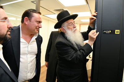 ח"כ מאיר פרוש במעמד קביעת מזוזה