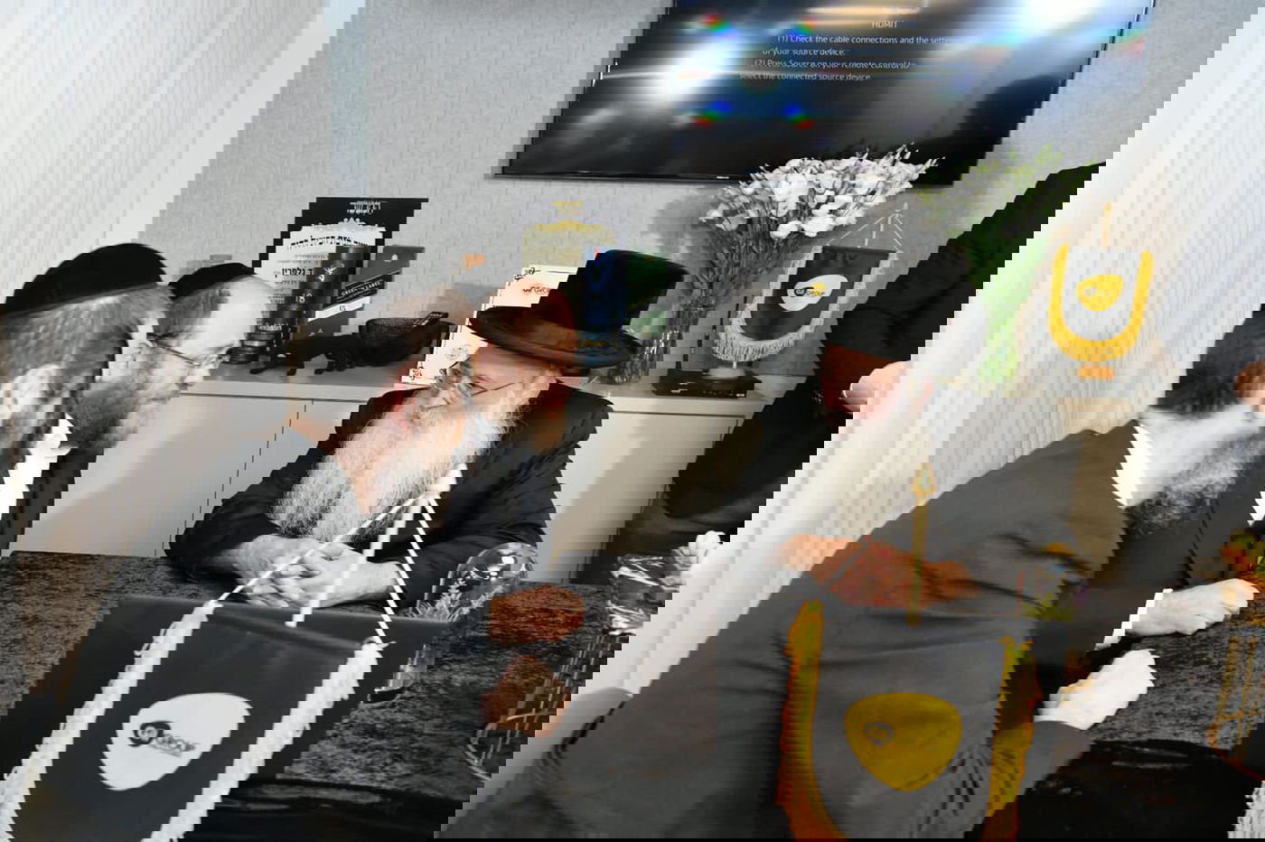 בטקס חגיגי נחנך בית 'גיל-גרופ' החדש: רבנים, ח"כים ואנשי תקשורת הגיעו לברך