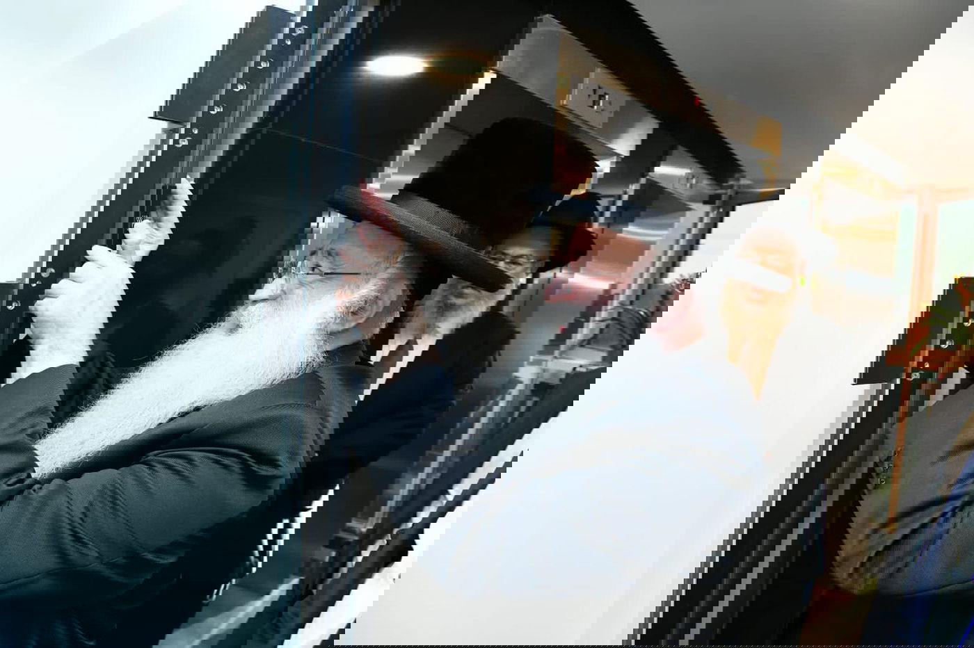 בטקס חגיגי נחנך בית 'גיל-גרופ' החדש: רבנים, ח"כים ואנשי תקשורת הגיעו לברך