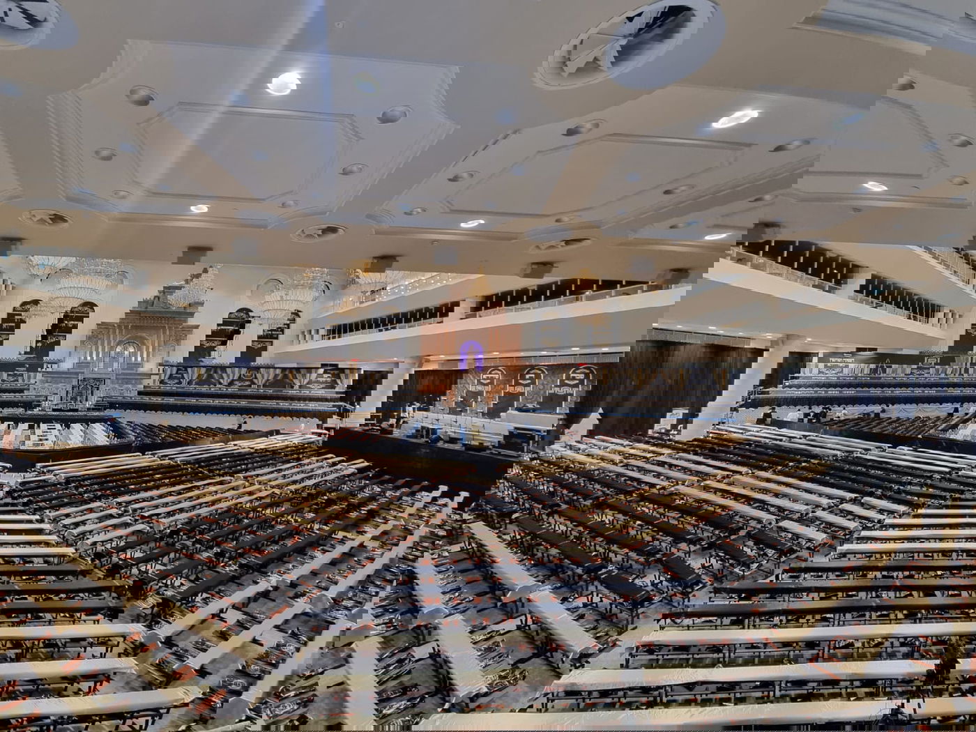 ראש הישיבה יחד עם זקן האדמו"רים על במה אחת