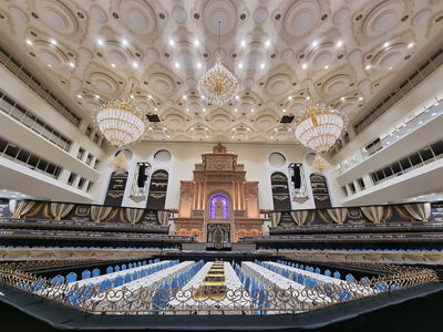 ראש הישיבה יחד עם זקן האדמו"רים על במה אחת