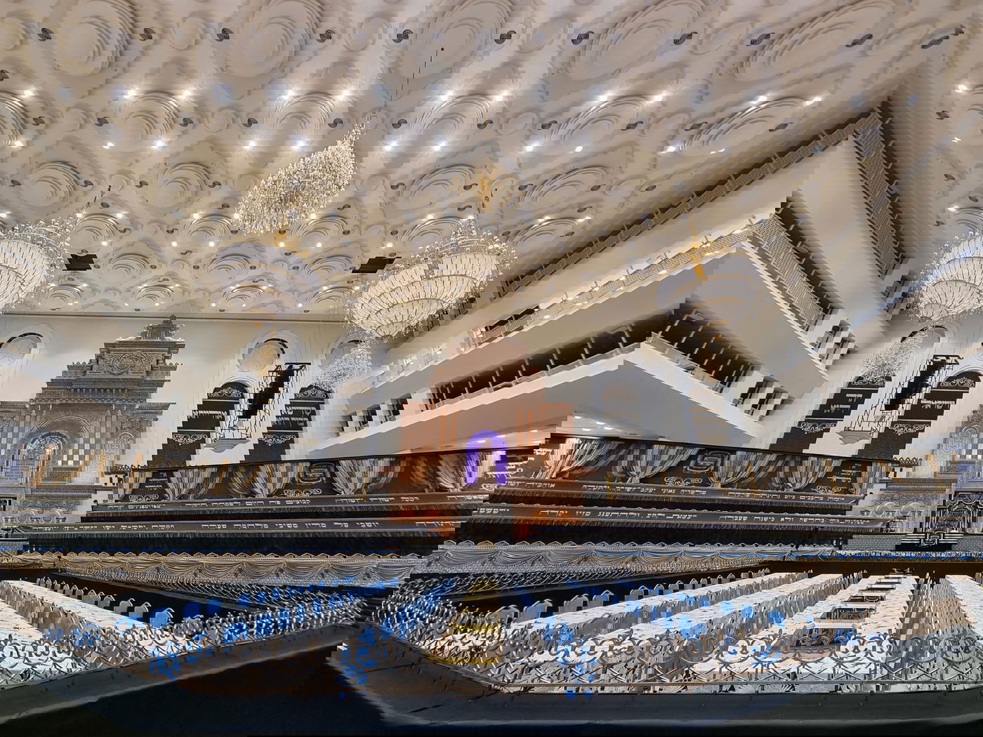 ראש הישיבה יחד עם זקן האדמו"רים על במה אחת