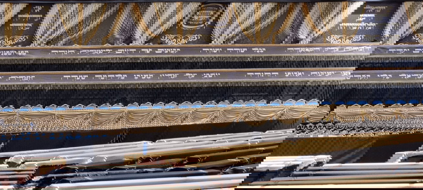 ראש הישיבה יחד עם זקן האדמו"רים על במה אחת