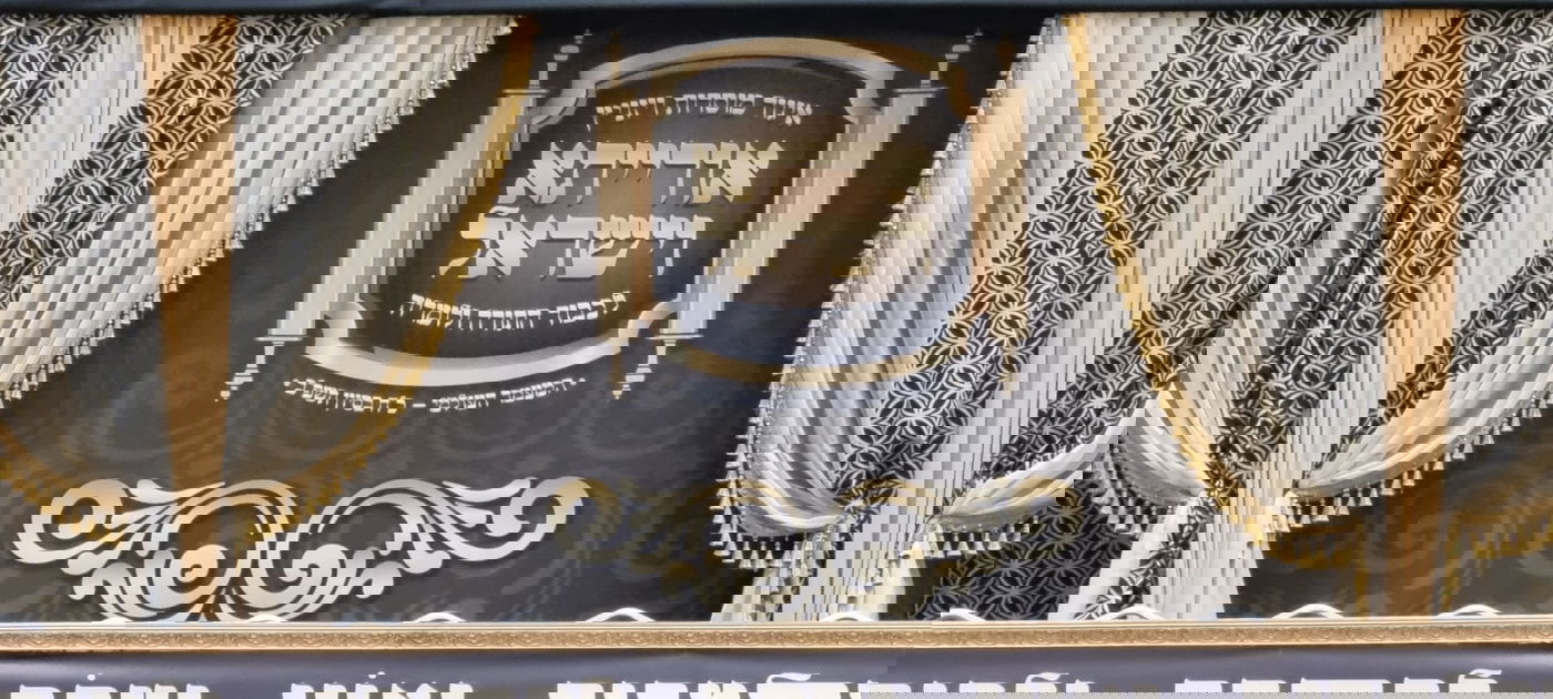 ראש הישיבה יחד עם זקן האדמו"רים על במה אחת