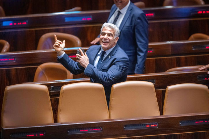 מתי יכנס לפיד ללשכת ראש הממשלה וכמה זמן ישהה שם?