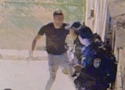 מחבל ניסה לדקור שוטרים ונעצר בהר הבית