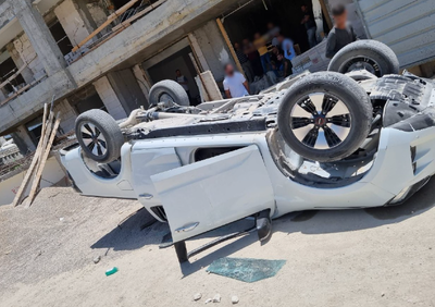 ריב חמולות באתר בניה; טרקטור הפך רכב