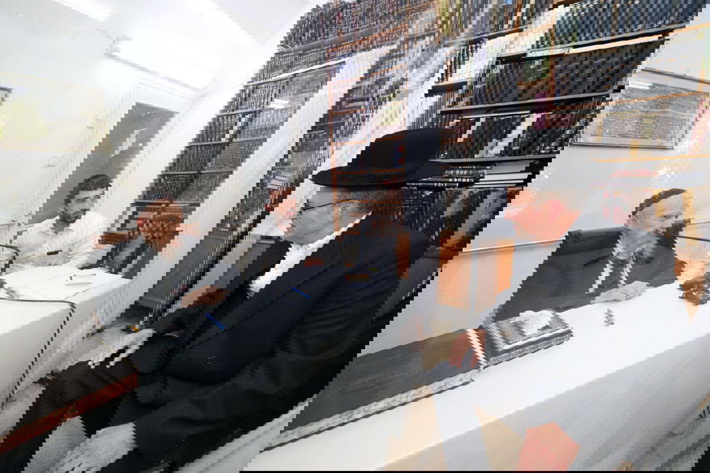 יו"ר החברה, הרב שמאי שזירי במעונו של רה"י הגר"ג אדלשטיין