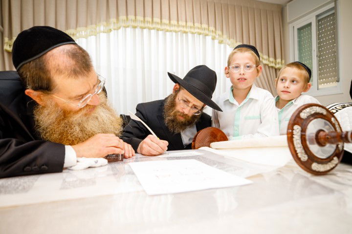 שישו ושמחו בביתר עילית: המונים בהכנסת ספר תורה לבית כנסת חב"ד
