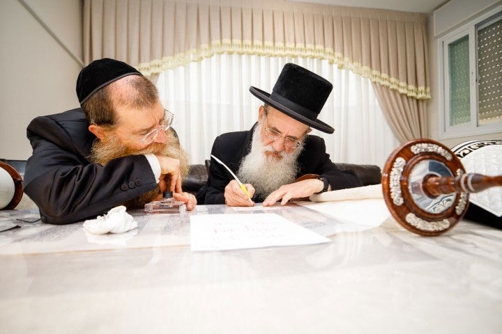 שישו ושמחו בביתר עילית: המונים בהכנסת ספר תורה לבית כנסת חב"ד