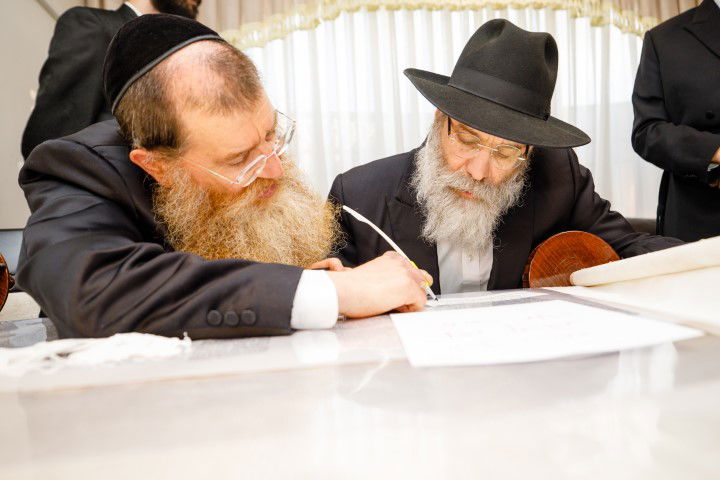 שישו ושמחו בביתר עילית: המונים בהכנסת ספר תורה לבית כנסת חב"ד