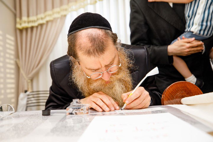 שישו ושמחו בביתר עילית: המונים בהכנסת ספר תורה לבית כנסת חב"ד