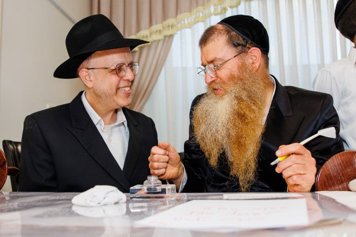 שישו ושמחו בביתר עילית: המונים בהכנסת ספר תורה לבית כנסת חב"ד