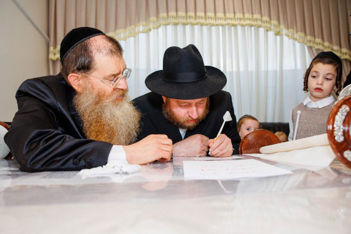 שישו ושמחו בביתר עילית: המונים בהכנסת ספר תורה לבית כנסת חב"ד