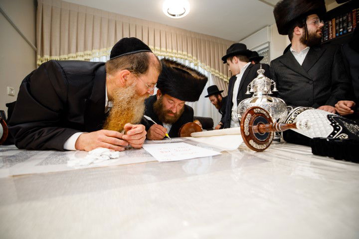 שישו ושמחו בביתר עילית: המונים בהכנסת ספר תורה לבית כנסת חב"ד