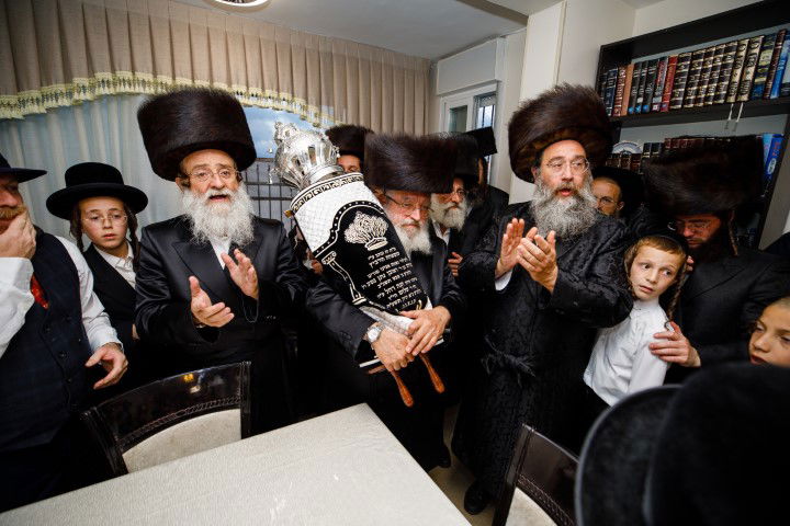שישו ושמחו בביתר עילית: המונים בהכנסת ספר תורה לבית כנסת חב"ד