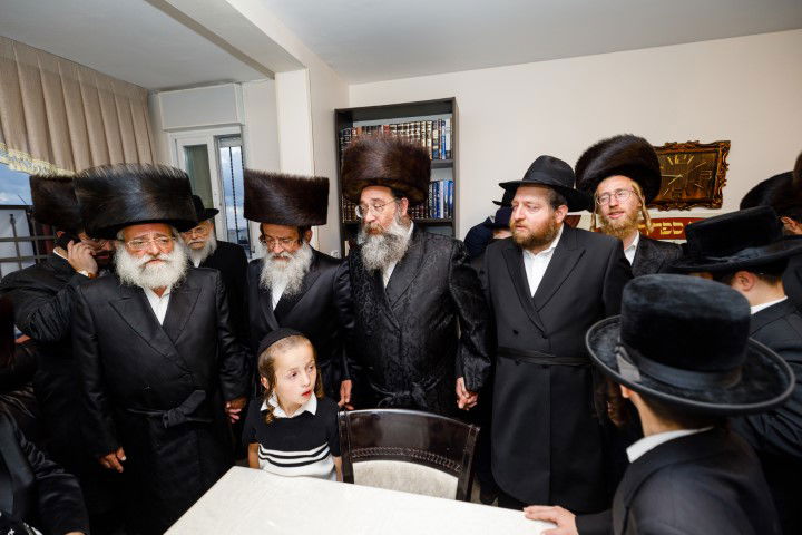 שישו ושמחו בביתר עילית: המונים בהכנסת ספר תורה לבית כנסת חב"ד