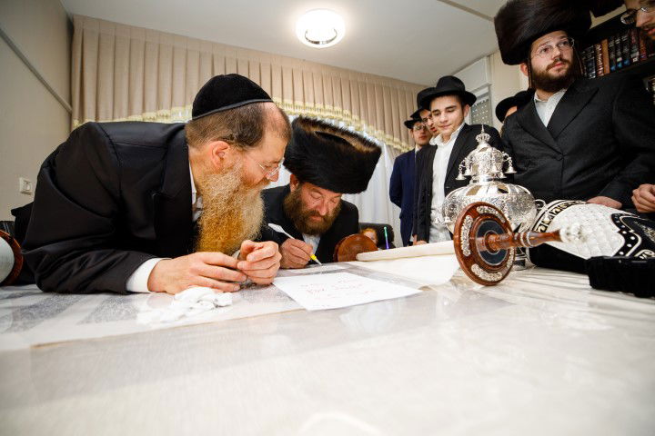 שישו ושמחו בביתר עילית: המונים בהכנסת ספר תורה לבית כנסת חב"ד