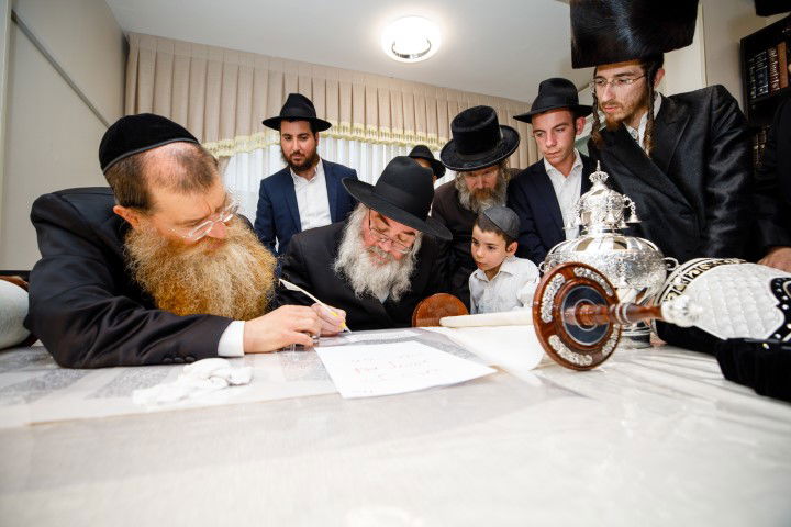 שישו ושמחו בביתר עילית: המונים בהכנסת ספר תורה לבית כנסת חב"ד