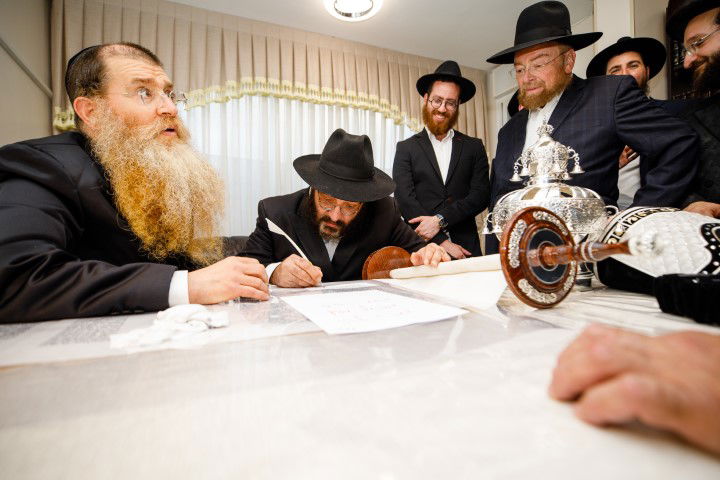 שישו ושמחו בביתר עילית: המונים בהכנסת ספר תורה לבית כנסת חב"ד