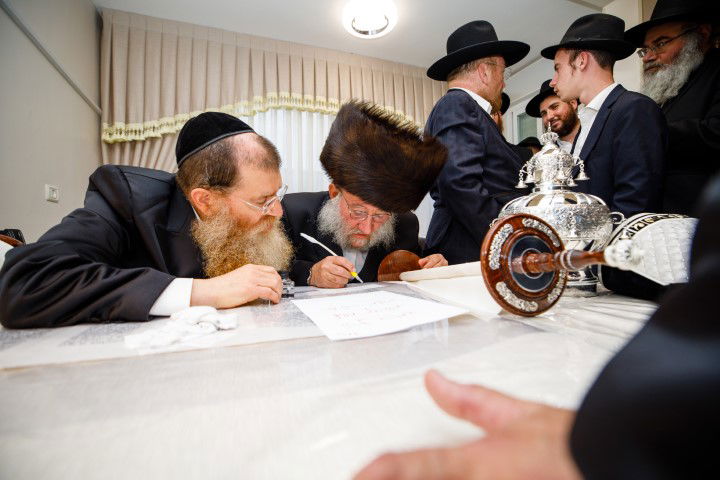 שישו ושמחו בביתר עילית: המונים בהכנסת ספר תורה לבית כנסת חב"ד