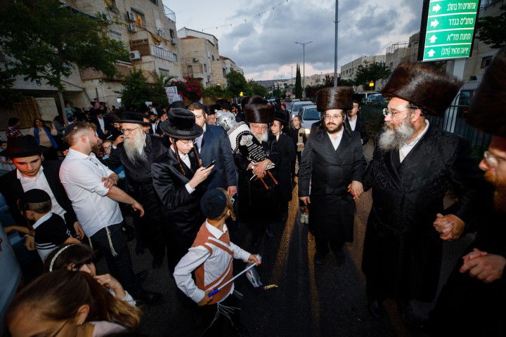 שישו ושמחו בביתר עילית: המונים בהכנסת ספר תורה לבית כנסת חב"ד