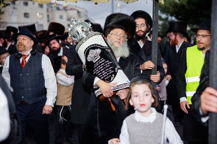 שישו ושמחו בביתר עילית: המונים בהכנסת ספר תורה לבית כנסת חב"ד