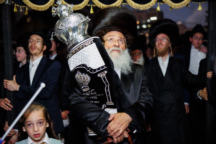 שישו ושמחו בביתר עילית: המונים בהכנסת ספר תורה לבית כנסת חב"ד