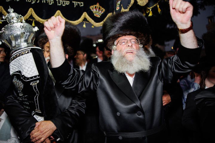 שישו ושמחו בביתר עילית: המונים בהכנסת ספר תורה לבית כנסת חב"ד