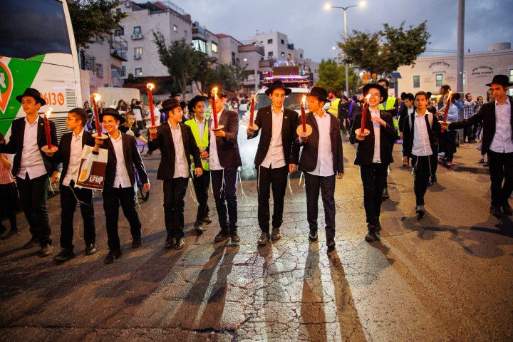 שישו ושמחו בביתר עילית: המונים בהכנסת ספר תורה לבית כנסת חב"ד