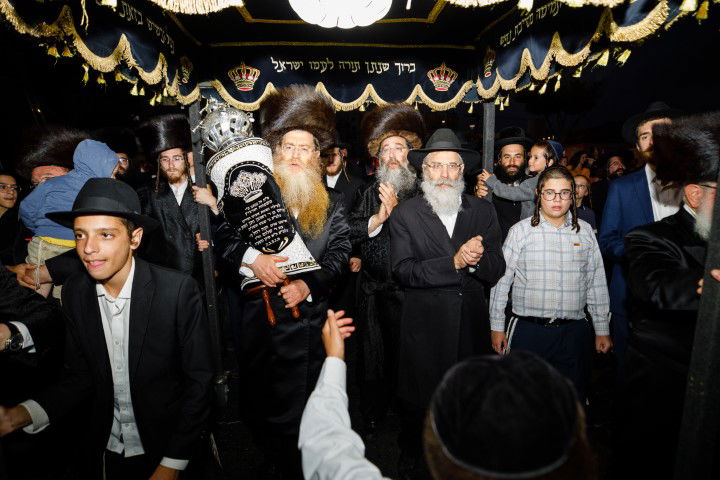 שישו ושמחו בביתר עילית: המונים בהכנסת ספר תורה לבית כנסת חב"ד