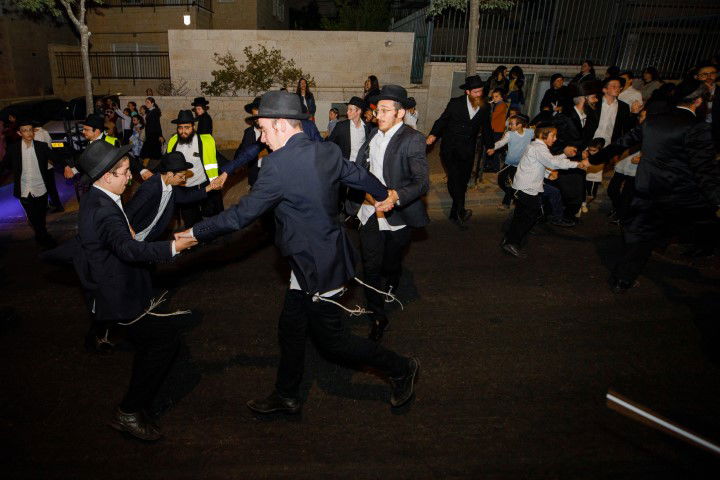 שישו ושמחו בביתר עילית: המונים בהכנסת ספר תורה לבית כנסת חב"ד