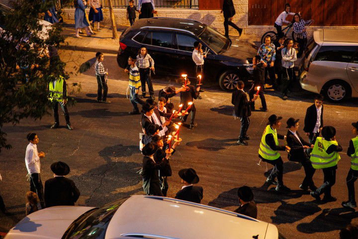 שישו ושמחו בביתר עילית: המונים בהכנסת ספר תורה לבית כנסת חב"ד