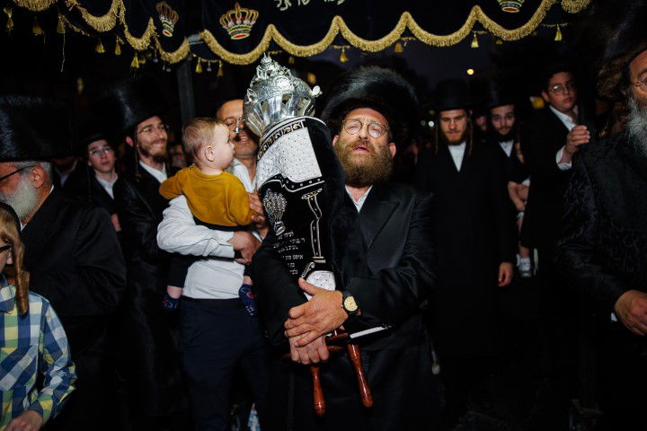 שישו ושמחו בביתר עילית: המונים בהכנסת ספר תורה לבית כנסת חב"ד