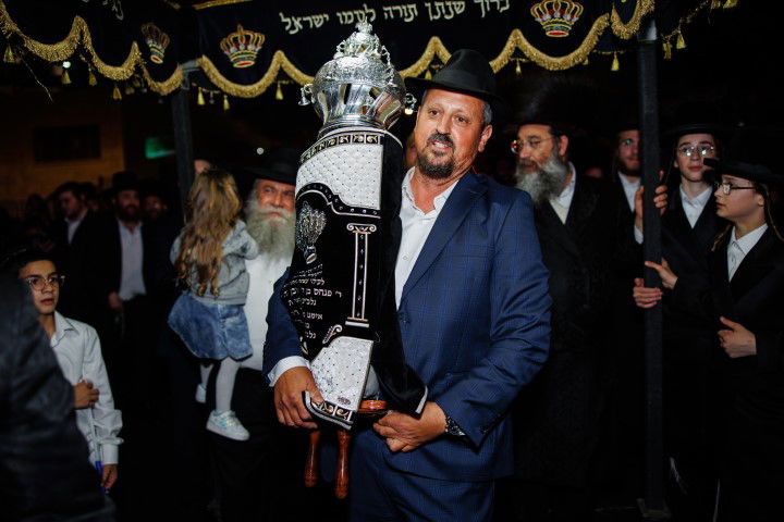 שישו ושמחו בביתר עילית: המונים בהכנסת ספר תורה לבית כנסת חב"ד