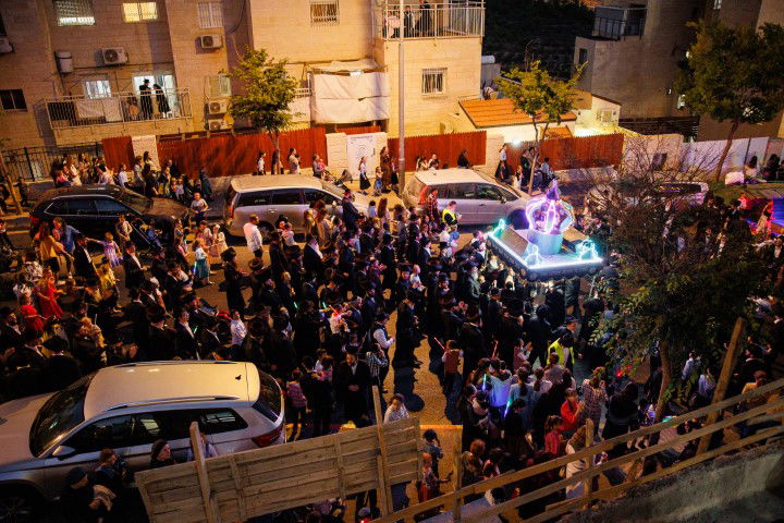 שישו ושמחו בביתר עילית: המונים בהכנסת ספר תורה לבית כנסת חב"ד