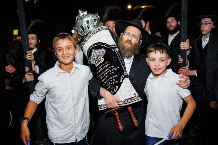 שישו ושמחו בביתר עילית: המונים בהכנסת ספר תורה לבית כנסת חב"ד