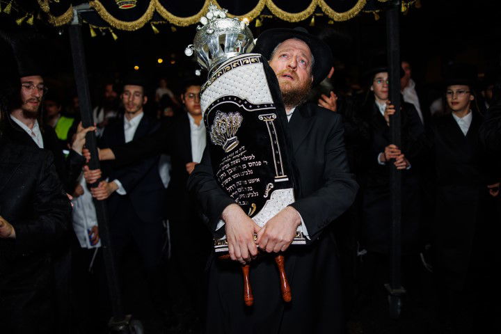 שישו ושמחו בביתר עילית: המונים בהכנסת ספר תורה לבית כנסת חב"ד