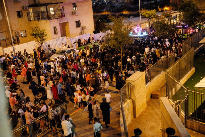 שישו ושמחו בביתר עילית: המונים בהכנסת ספר תורה לבית כנסת חב"ד