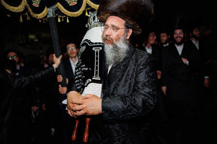 שישו ושמחו בביתר עילית: המונים בהכנסת ספר תורה לבית כנסת חב"ד