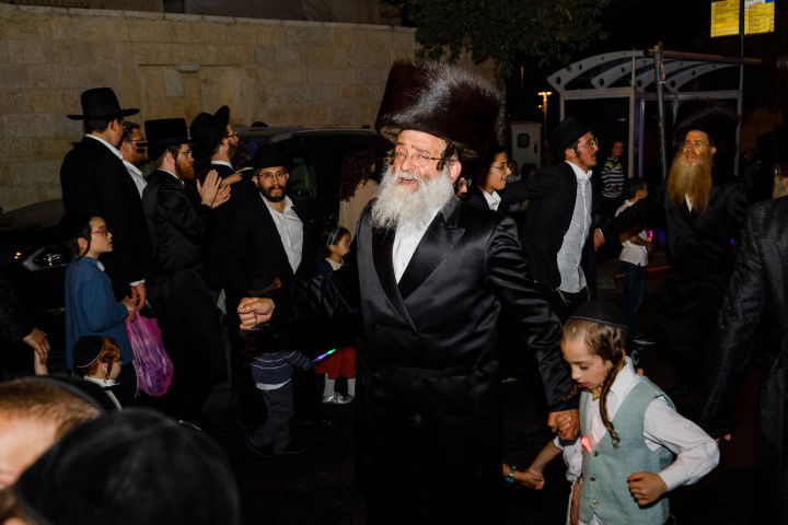 שישו ושמחו בביתר עילית: המונים בהכנסת ספר תורה לבית כנסת חב"ד