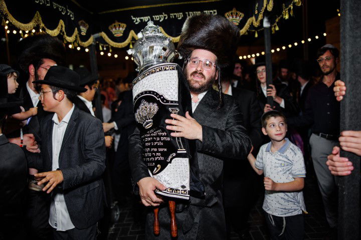 שישו ושמחו בביתר עילית: המונים בהכנסת ספר תורה לבית כנסת חב"ד