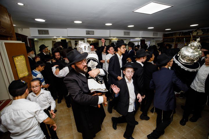 שישו ושמחו בביתר עילית: המונים בהכנסת ספר תורה לבית כנסת חב"ד