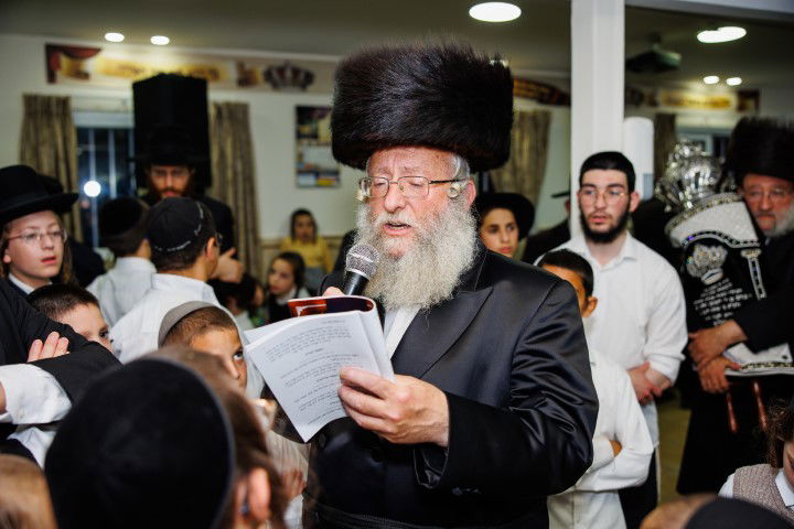 שישו ושמחו בביתר עילית: המונים בהכנסת ספר תורה לבית כנסת חב"ד